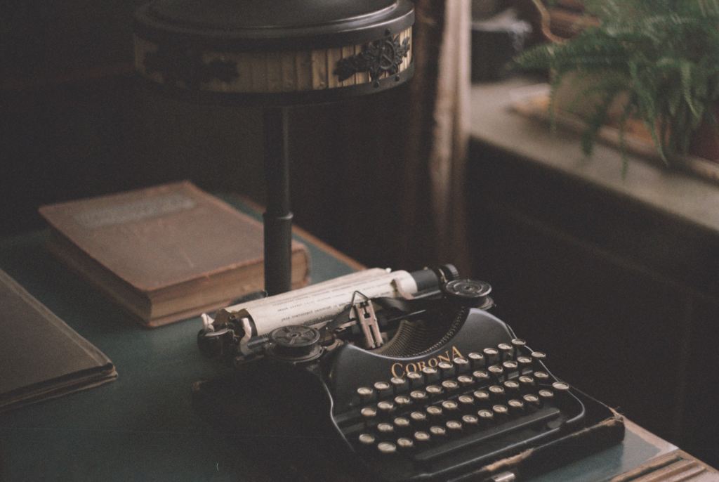 Collecting the Vintage Typewriter - American Farmhouse Style