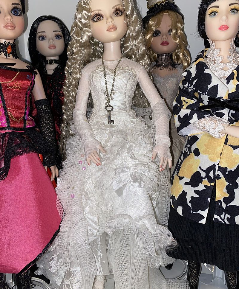 blithe-spirit-ellowyne-(middle,-white-dress)-among-other-robert-tonner-dolls_3 blithe-spirit-ellowyne-(middle,-white-dress)-among-other-robert-tonner-dolls_3
