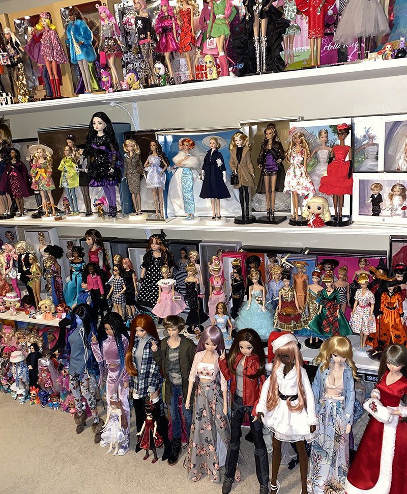 doll-room-shelves-with-smart-dolls-on-floor doll-room-shelves-with-smart-dolls-on-floor